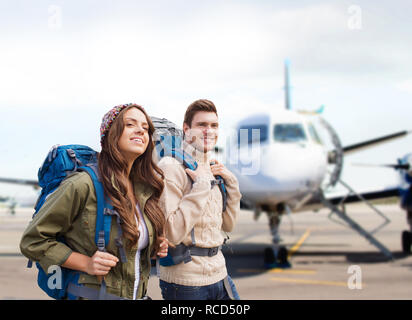 Couple de touristes avec des sacs sur avion Banque D'Images