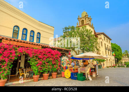 Los Angeles, California, United States - 9 août 2018 : La Luz del dia Restaurant et la Plaza United Methodist Church à Old Plaza, rue Olvera, centre-ville de LA, site historique d'état de Los Angeles. Banque D'Images