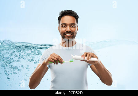 L'homme indien avec une brosse à dents et dentifrice Banque D'Images