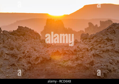 Cheminées en pierre calcaire au coucher du soleil au lac abbé, Djibouti Banque D'Images