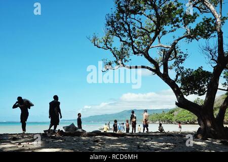 L'île de Pentecôte, Lavatmangguemu / Vanuatu - AVR 10 2016 : personnes en attente près du village pour l'approvisionnement mensuel cargo d'arriver Banque D'Images