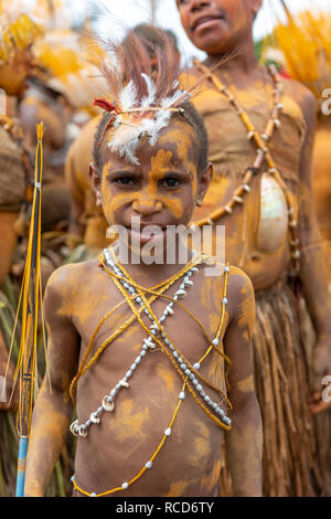 Un garçon en costume prêt à participer au Festival de Goroka. Banque D'Images