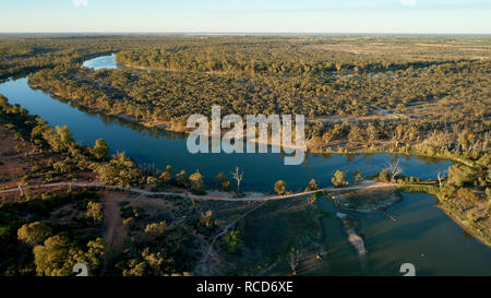 Vue aérienne de basse altitude billabongs près de la rivière Murray. Le fleuve Murray est l'étendue d'eau dans l'arrière-plan. Banque D'Images