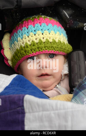 De 17 mois bébé fille avec un chapeau d'hiver coloré sur. Post Falls, Idaho. Banque D'Images