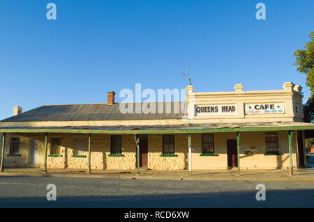 La fin de l'après-midi la lumière sur The Queens Head Cafe, Wilcannia, extrême ouest de la Nouvelle-Galles du Sud. Banque D'Images