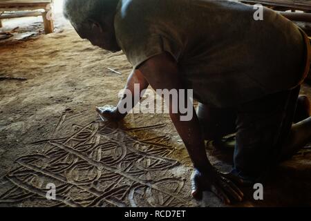 L'île de Pentecôte, Lavatmangguemu / Vanuatu - AVR 10 2016 : chef de tribu décrit leur histoire par un dessin sur sable dans l'un des plus isolés de village i Banque D'Images