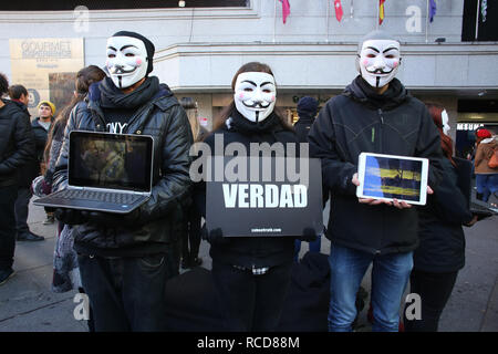 Des militants pour les sans-voix anonyme portant des masques et la tenue d'un ordinateur portable au cours d'une manifestation visant à dénoncer l'exploitation des animaux au public à la Plaza Callao Madrid, Espagne. Pour les sans-voix anonymes est une organisation d'activistes de la rue dédiée à la libération animale totale. Banque D'Images