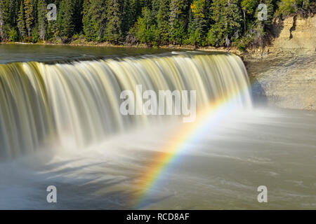 Dame Evelyn tombe sur la rivière Kakisa, Lady Evelyn Falls Parc territorial, de Kakisa, Territoires du Nord-Ouest, Canada Banque D'Images