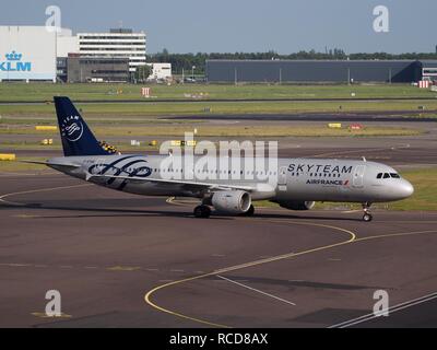 Airbus A321-111 F-GTAE Air France (6881526816) à l'aéroport d'Amsterdam termac Pic1. Banque D'Images