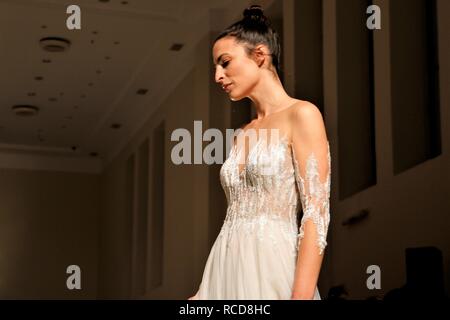 Un modèle porte une robe de mariage création de la designer de mode Mairi Mparola grecque au cours de la deuxième journée de la Semaine de la mode nuptiale de 2019 à Athènes. Megaro Zappeio Banque D'Images