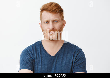Parlez-vous des conneries, le doute peut vous faire confiance. Pas sûr déplut rousse mâle mature entrepreneur à la caméra avec un air suspicieux à écarquiller les yeux et visage sérieux, pas impressionné ou montrant l'incrédulité Banque D'Images