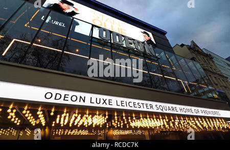 Odeon Leicester Square, Londres accueil emblématique des premières de film, a récemment ré-ouvert après une £15 millions de reposer. Maintenant appelé le luxe Odeon Leicester Square, le cinéma au coeur du West End, a été l'habitat de centaines d'avant-premières mondiales et européennes. Le plus grand écran de cinéma dans le Royaume Uni a été mis à niveau pour combiner luxe Odeon inclinables sièges avec l'expérience cinéma Dolby. Banque D'Images