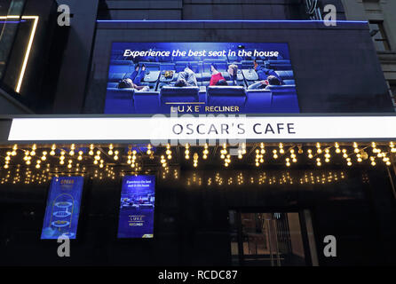 Odeon Leicester Square, Londres accueil emblématique des premières de film, a récemment ré-ouvert après une £15 millions de reposer. Maintenant appelé le luxe Odeon Leicester Square, le cinéma au coeur du West End, a été l'habitat de centaines d'avant-premières mondiales et européennes. Le plus grand écran de cinéma dans le Royaume Uni a été mis à niveau pour combiner luxe Odeon inclinables sièges avec l'expérience cinéma Dolby. Banque D'Images