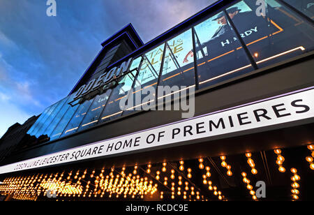 Odeon Leicester Square, Londres accueil emblématique des premières de film, a récemment ré-ouvert après une £15 millions de reposer. Maintenant appelé le luxe Odeon Leicester Square, le cinéma au coeur du West End, a été l'habitat de centaines d'avant-premières mondiales et européennes. Le plus grand écran de cinéma dans le Royaume Uni a été mis à niveau pour combiner luxe Odeon inclinables sièges avec l'expérience cinéma Dolby. Banque D'Images