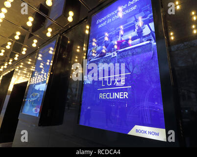 Odeon Leicester Square, Londres accueil emblématique des premières de film, a récemment ré-ouvert après une £15 millions de reposer. Maintenant appelé le luxe Odeon Leicester Square, le cinéma au coeur du West End, a été l'habitat de centaines d'avant-premières mondiales et européennes. Le plus grand écran de cinéma dans le Royaume Uni a été mis à niveau pour combiner luxe Odeon inclinables sièges avec l'expérience cinéma Dolby. Banque D'Images