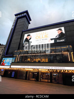 Odeon Leicester Square, Londres accueil emblématique des premières de film, a récemment ré-ouvert après une £15 millions de reposer. Maintenant appelé le luxe Odeon Leicester Square, le cinéma au coeur du West End, a été l'habitat de centaines d'avant-premières mondiales et européennes. Le plus grand écran de cinéma dans le Royaume Uni a été mis à niveau pour combiner luxe Odeon inclinables sièges avec l'expérience cinéma Dolby. Banque D'Images