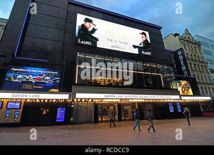 Odeon Leicester Square, Londres accueil emblématique des premières de film, a récemment ré-ouvert après une £15 millions de reposer. Maintenant appelé le luxe Odeon Leicester Square, le cinéma au coeur du West End, a été l'habitat de centaines d'avant-premières mondiales et européennes. Le plus grand écran de cinéma dans le Royaume Uni a été mis à niveau pour combiner luxe Odeon inclinables sièges avec l'expérience cinéma Dolby. Banque D'Images