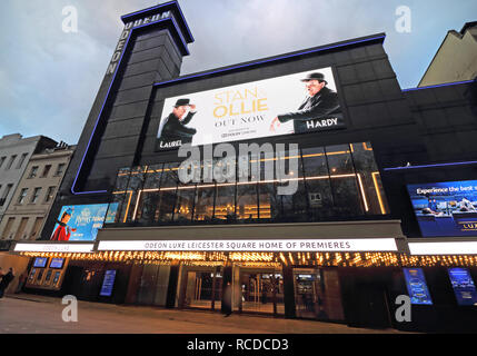 Odeon Leicester Square, Londres accueil emblématique des premières de film, a récemment ré-ouvert après une £15 millions de reposer. Maintenant appelé le luxe Odeon Leicester Square, le cinéma au coeur du West End, a été l'habitat de centaines d'avant-premières mondiales et européennes. Le plus grand écran de cinéma dans le Royaume Uni a été mis à niveau pour combiner luxe Odeon inclinables sièges avec l'expérience cinéma Dolby. Banque D'Images