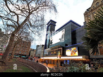 Odeon Leicester Square, Londres accueil emblématique des premières de film, a récemment ré-ouvert après une £15 millions de reposer. Maintenant appelé le luxe Odeon Leicester Square, le cinéma au coeur du West End, a été l'habitat de centaines d'avant-premières mondiales et européennes. Le plus grand écran de cinéma dans le Royaume Uni a été mis à niveau pour combiner luxe Odeon inclinables sièges avec l'expérience cinéma Dolby. Banque D'Images