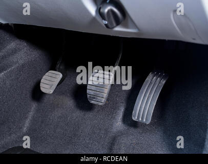 Voiture manuel peddles, embrayage, frein, accélérateur, sur un budget de 2013 Dacia Logan MCV break Banque D'Images