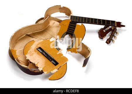 Une guitare acoustique et cassés Banque D'Images