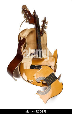 Une guitare acoustique et cassés Banque D'Images