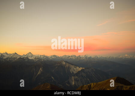 Lever de Soleil sur le 3000m de hauteur près de Loèche-les-Bains, avec Torrenthorn vue sur les alpes suisses, Suisse/Europe Banque D'Images