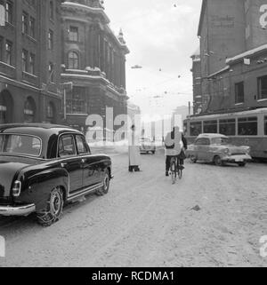 Het verkeer en agent regelt de en nabij de Lenbachplatz, Bestanddeelnr 254-3721. Banque D'Images