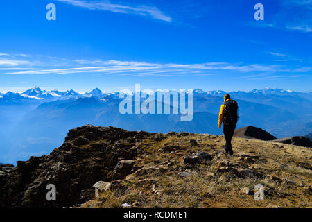Femme en randonnée sur les 3000m de haut, Suisse/Europe Torrenthorn Banque D'Images