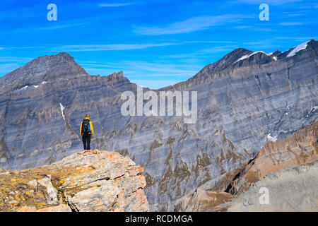 Femme en randonnée sur les 3000m de haut, Suisse/Europe Torrenthorn Banque D'Images