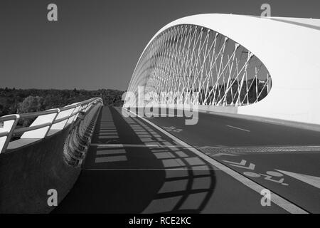 Prague - Le pont voûté moderne plus Trójský. Banque D'Images