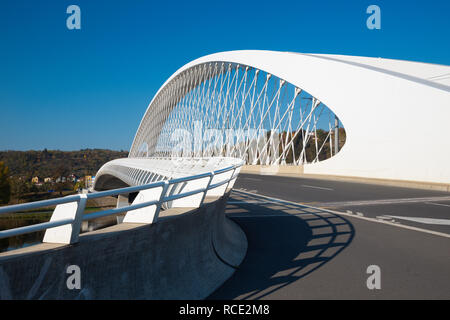 Prague - Le pont voûté moderne plus Trójský. Banque D'Images