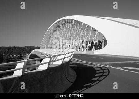 Prague - Le pont voûté moderne plus Trójský. Banque D'Images