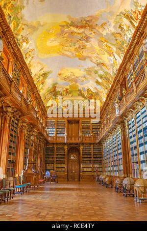 PRAGUE, RÉPUBLIQUE TCHÈQUE - le 17 octobre 2018 : La salle de philosophie dans la bibliothèque de Strahov. Banque D'Images