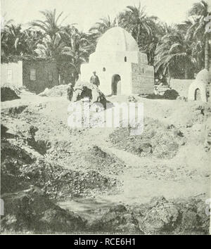 . La découverte. La science. 12 La découverte de l'mitlid Umbarak Sheikh a débuté à 2 h le 14 avril, le matin du jour qui ont été inaugurés en festivités similaires certains villages voisins en l'honneur de leurs chioukhs. Une grande foule recueillies au voisinage de la tombe du cheikh, plusieurs personnes, principalement des femmes, coin eux-mêmes autour d'elle à l'extérieur. Une femme aveugle, " le serviteur de la Cheikh", s'est recevoir des dons des fidèles en son nom. Comme les donneurs ont présenté leurs dons, ils récitaient le fatltah (le chapitre d'ouverture du J'^^ur'an) en basse et r Banque D'Images