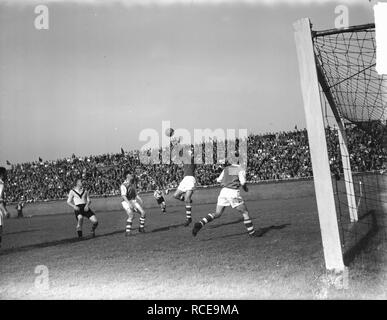 Ajax tegen Dos 2-1. Dos-keeper redt, Bestanddeelnr 903-0244. Banque D'Images