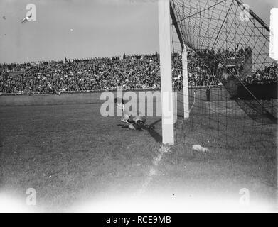 Ajax tegen Dos 2-1. Dos-keeper redt, Bestanddeelnr 903-0245. Banque D'Images