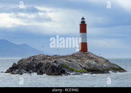 'Les éclaireurs' phare dans le canal de Beagle à Ushuaia, souvent confondu avec le phare du Bout du Monde, abrite une colonie de cormorans Banque D'Images