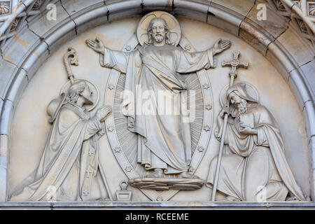 PRAGUE, RÉPUBLIQUE TCHÈQUE - le 17 octobre 2018 : Le relief de Jésus et st. Cyril et Metodius sur le portail de l'église kostel Svatého Cyrila Metodeje Banque D'Images