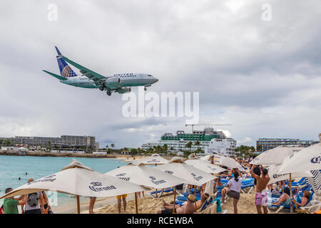 N14735, Boeing 737-924ER, United Airlines en vol à basse altitude au-dessus de la baie du Moho dans l'Aéroport Princess Juliana à St La Martre. Banque D'Images