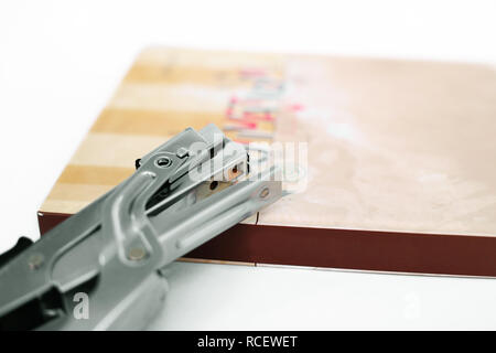 Photo de journal intime avec l'agrafeuse. Isolé sur le fond blanc. Banque D'Images