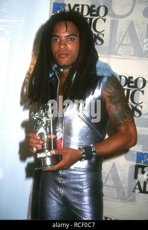 UNIVERSAL CITY, CA - 2 SEPTEMBRE : Chanteur et musicien Lenny Kravitz assiste à la 10e édition des MTV Video Music Awards le 2 septembre 1993 à Universal Amphitheatre à Universal City, en Californie. Photo de Barry King/Alamy Stock Photo Banque D'Images