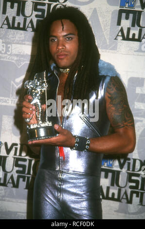 UNIVERSAL CITY, CA - 2 SEPTEMBRE : Chanteur et musicien Lenny Kravitz assiste à la 10e édition des MTV Video Music Awards le 2 septembre 1993 à Universal Amphitheatre à Universal City, en Californie. Photo de Barry King/Alamy Stock Photo Banque D'Images