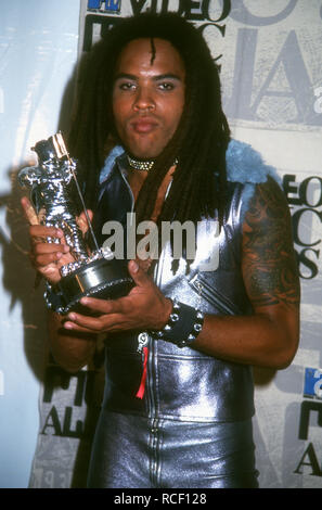 UNIVERSAL CITY, CA - 2 SEPTEMBRE : Chanteur et musicien Lenny Kravitz assiste à la 10e édition des MTV Video Music Awards le 2 septembre 1993 à Universal Amphitheatre à Universal City, en Californie. Photo de Barry King/Alamy Stock Photo Banque D'Images