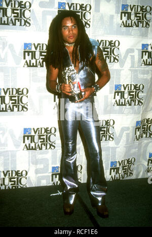 UNIVERSAL CITY, CA - 2 SEPTEMBRE : Chanteur et musicien Lenny Kravitz assiste à la 10e édition des MTV Video Music Awards le 2 septembre 1993 à Universal Amphitheatre à Universal City, en Californie. Photo de Barry King/Alamy Stock Photo Banque D'Images