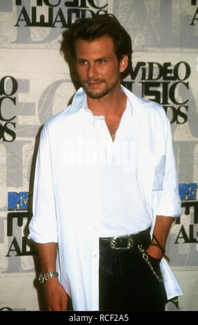 UNIVERSAL CITY, CA - 2 SEPTEMBRE : l'Acteur Christian Slater assiste à la 10e édition des MTV Video Music Awards le 2 septembre 1993 à Universal Amphitheatre à Universal City, en Californie. Photo de Barry King/Alamy Stock Photo Banque D'Images