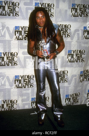 UNIVERSAL CITY, CA - 2 SEPTEMBRE : Chanteur et musicien Lenny Kravitz assiste à la 10e édition des MTV Video Music Awards le 2 septembre 1993 à Universal Amphitheatre à Universal City, en Californie. Photo de Barry King/Alamy Stock Photo Banque D'Images