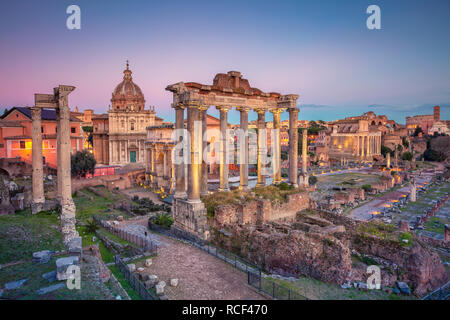 Forum romain, Rome. Image de ville célèbre ancien Forum romain à Rome, en Italie pendant le coucher du soleil Banque D'Images