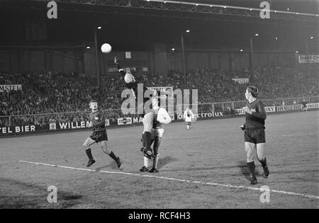 Ajax tegen het Olympisch Hannover 96 dans Amsterdam Stadion de Europa Cup voor , Bestanddeelnr 922-8210. Banque D'Images