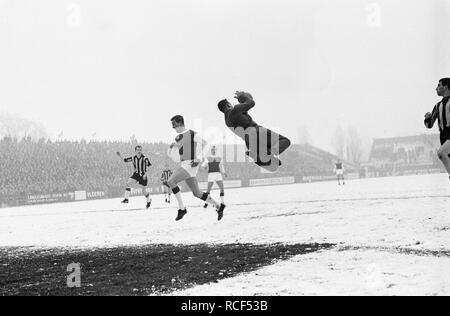 Tegen Ajax 2-2 NAC Spelmoment Pellemans (CNA), Luyten (CNA), Cees Groot , Veste, Bestanddeelnr 915-8730. Banque D'Images